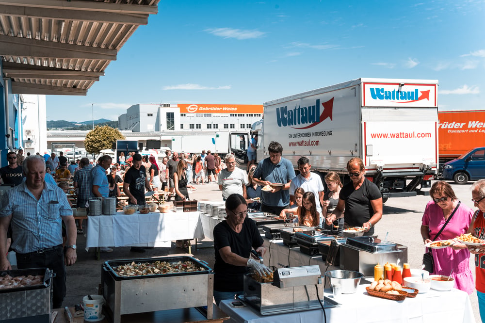 Gemeinsames Essen beim Wattaul-Sommerfest